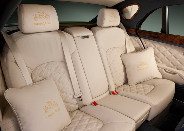 Thiết kế nội thất của Bentley Mulsanne Jubilee mang phong cách Hoàng gia với chỉ thêu chỉ vàng ở tựa đầu và một vài thiết bị được dát vàng cho khoang hành khách phía sau.